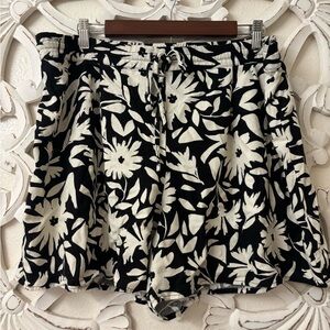CeCe B&W Floral High Waist Linen Blend Shorts • XL